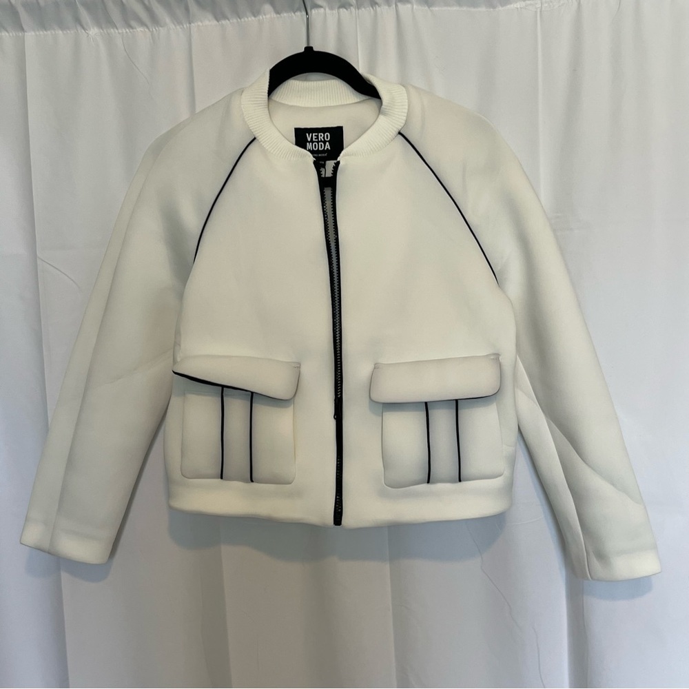 Vero Moda Biker White w/black piping Crop Jacket  Zip NWT Size M/L